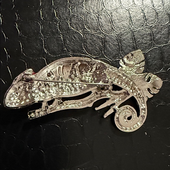 Red Lizard Brooch on vine - Picture 4 of 4